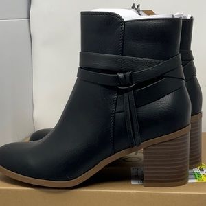 NWT Women’s Frye & Company Indiana black vegan leather bootie, size 6.5 M